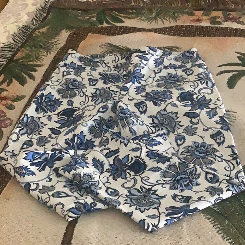 ZAK & RACHAEL stretchy pants white & blue size 12 very nice for your Summer 🌻🌻